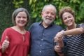 Presidente do PT, Gleisi Hoffmann, em encontro com os ex-presidentes Lula e Dilma Rousseff. Eles sorriem em foto e dão as mãos - Metrópoles