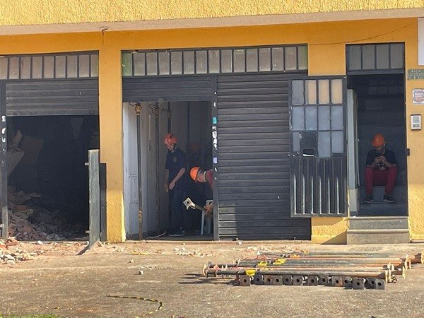 prédio amarelo