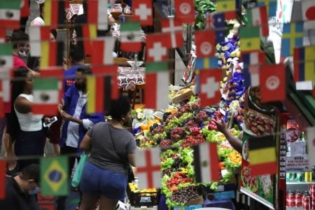 Movimentação no Mercadão Municipal, região central de São Paulo, nesta tarde de sexta-feira, 14