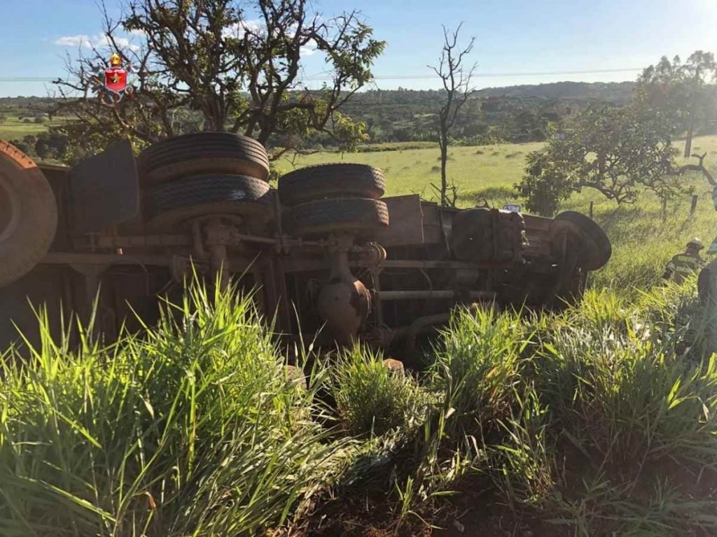 parte de baixo de um caminhão tombado
