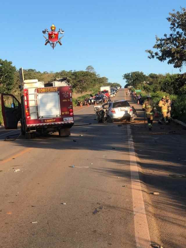 carro de bombeiros vermelho próximo de um carro parcialmente destruído prata