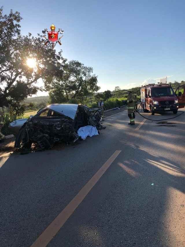 carro cinza com a frente toda destruída