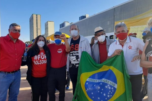 José Dirceu (ao centro) ao lado de petistas em ato contra Bolsonaro