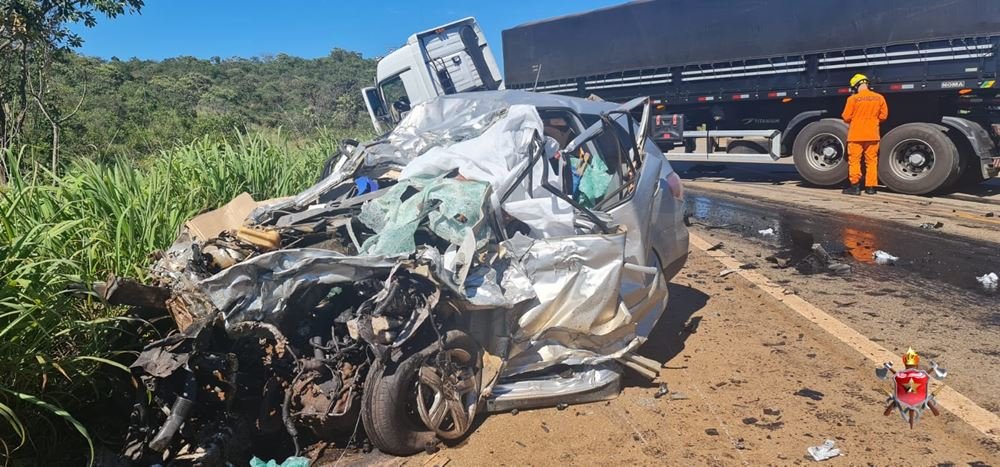 BR-251, perto de Francisco Sá: Uma carreta bateu na traseira de outra  carreta, após um outro veículo de carga fazer um L na pista