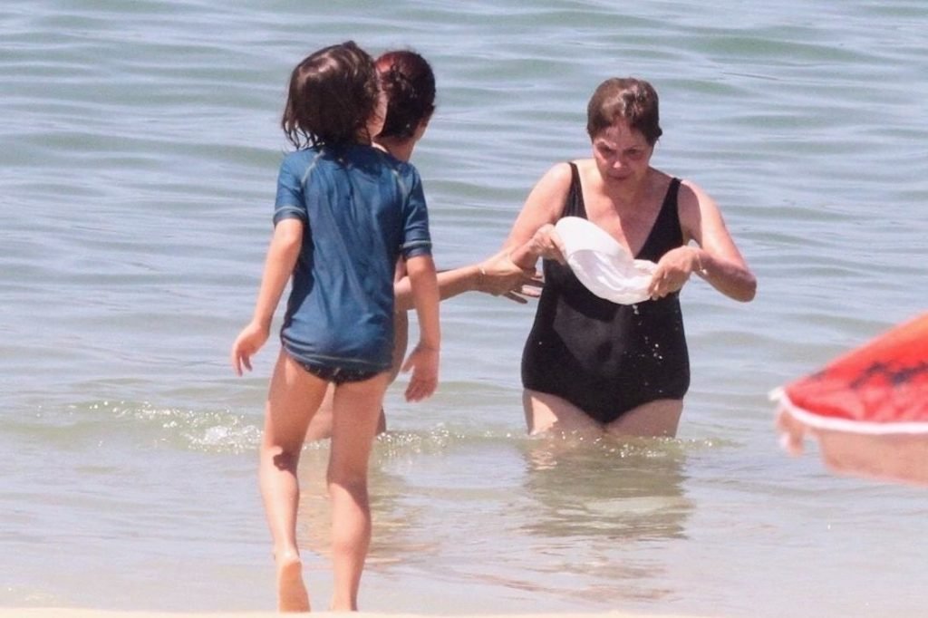Ex presidente Dilma Rousseff curte praia com os netos e a filha. A ex mandatária do Brasil, chegou a mergulhar com ajuda da filha na praia da zona sul do Rio
