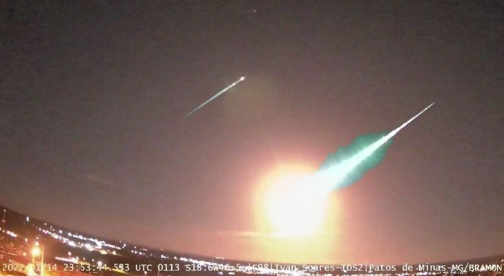 Vídeos: clarão causado por meteoro é visto em MG, GO e no DF