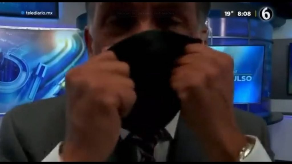 homem cobre o rosto com máscara