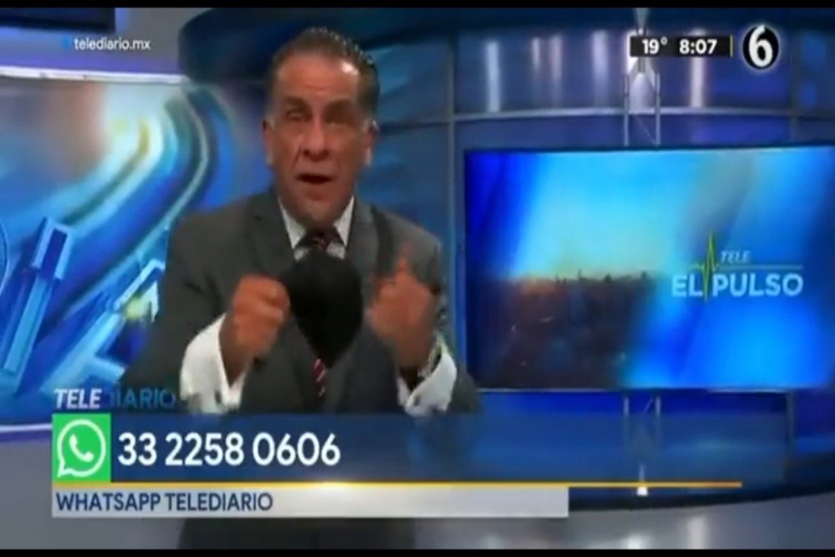 homem segura mascara