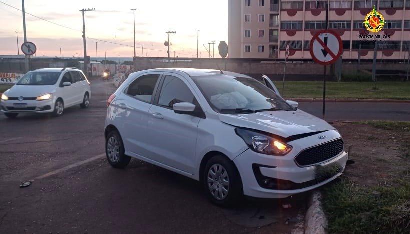 Carro branco batido