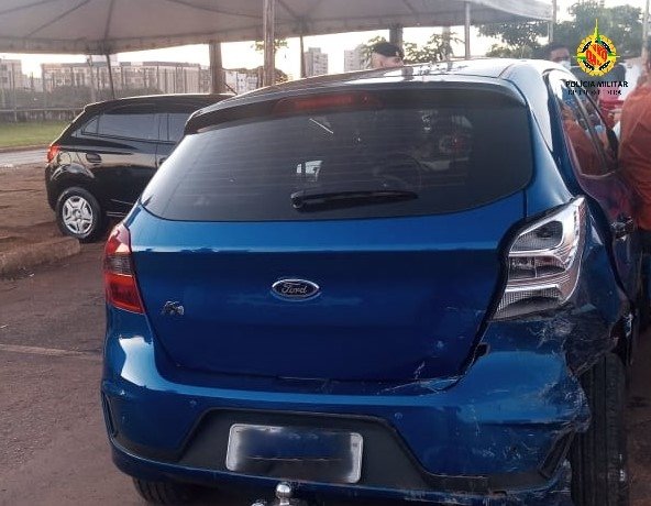 Traseira de carro azul amassada