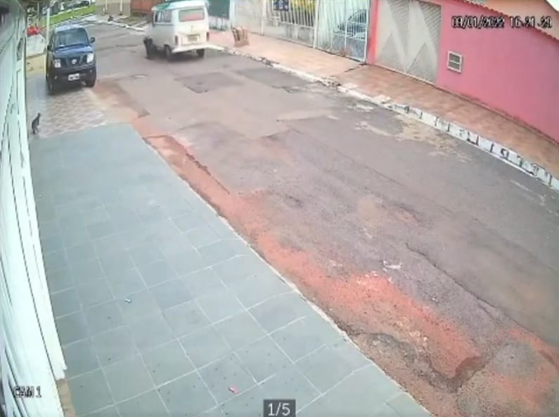 dois carros parados em uma rua