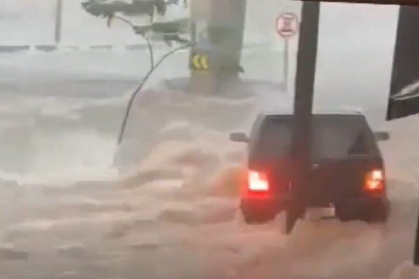 Carro em rua alagada