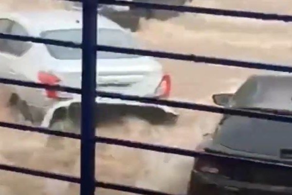Carros em rua alagada