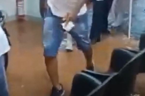 Homem pisa em chão alagado
