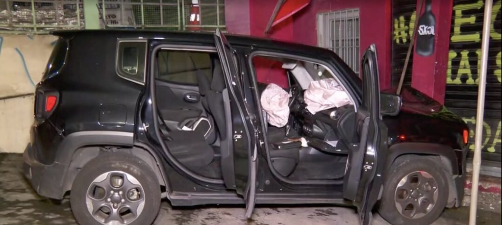Ferido, ele perdeu o controle do carro e bateu em uma loja na Rua Paulo Garcia Aquiline