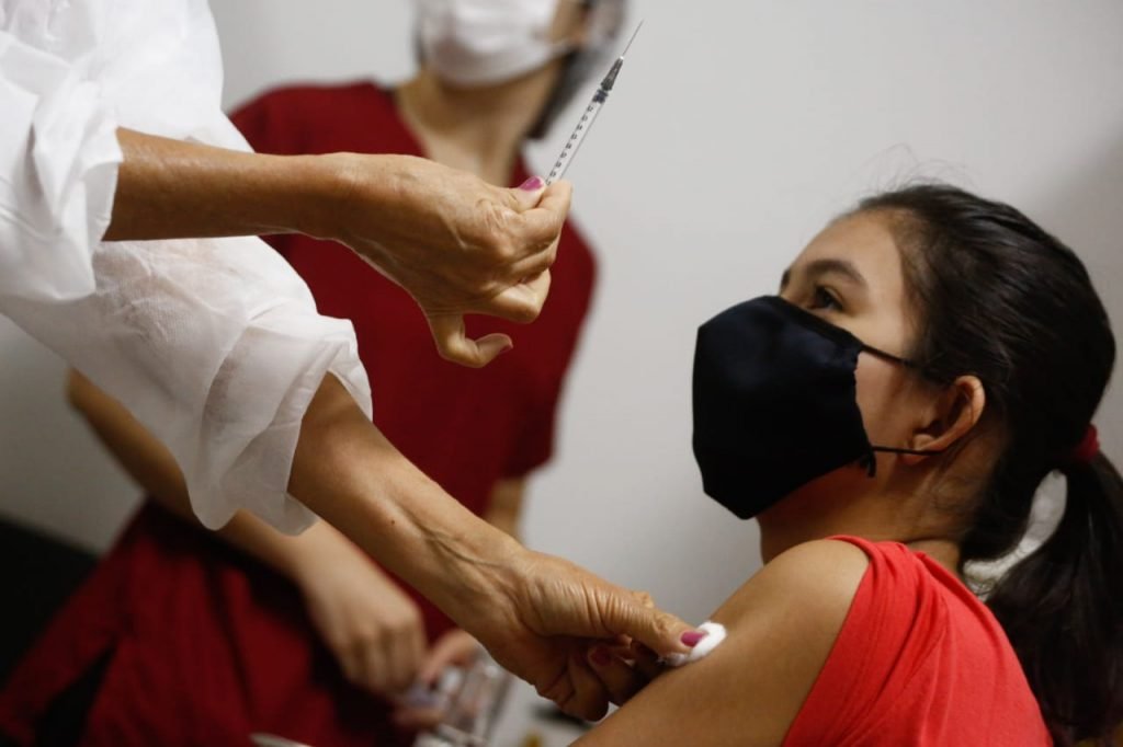 Anna Clara Martins recebe vacina contra Covid-1 em Goiânia, Goiás