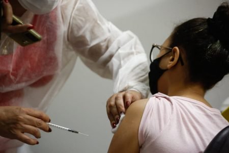 Criança recebe vacina contra Covid-19 em posto de saúde em Goiânia, Goiás