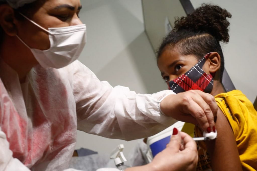 Hallejandro Cavalcante, de 11 anos, recebe vacina contra Covid-19 em Goiânia, Goiás