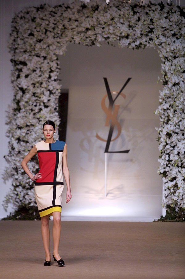 Modelo com vestido Yves Saint Laurent da coleção Mondrian