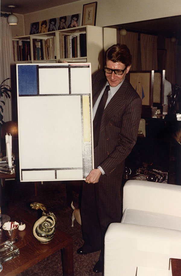 Estilista Yves Saint Laurent com quadro Mondrian