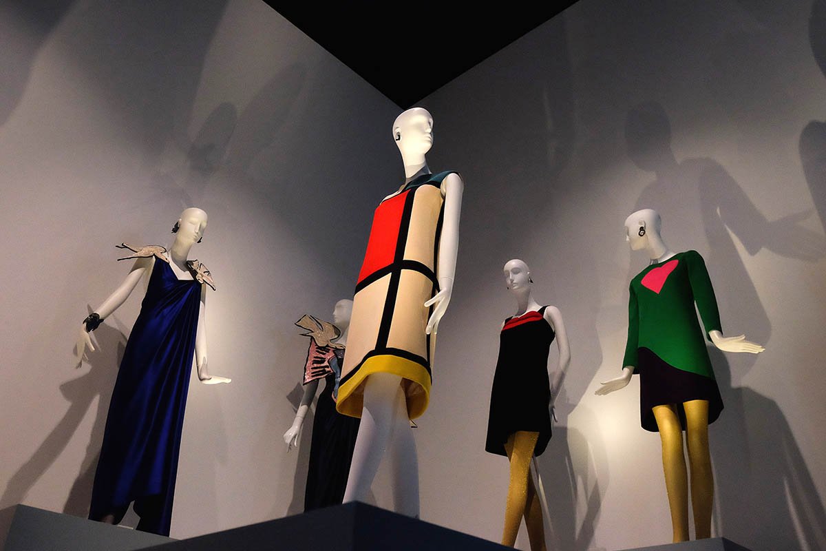 Manequins vestindo peças da Yves Saint Laurent