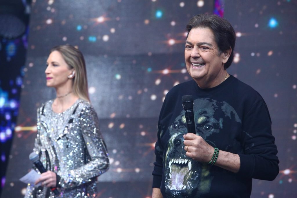 Camila Queiroz gera saia-justa em gravação do Faustão na Band e