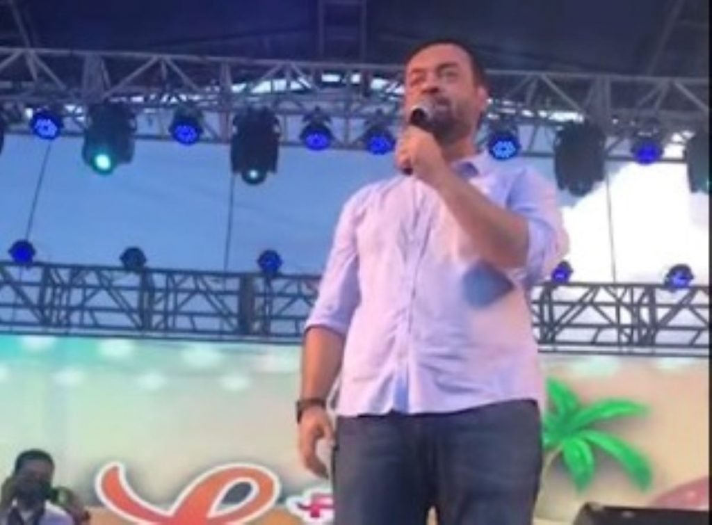 Governador do Rio canta em evento gospel com aglomeração