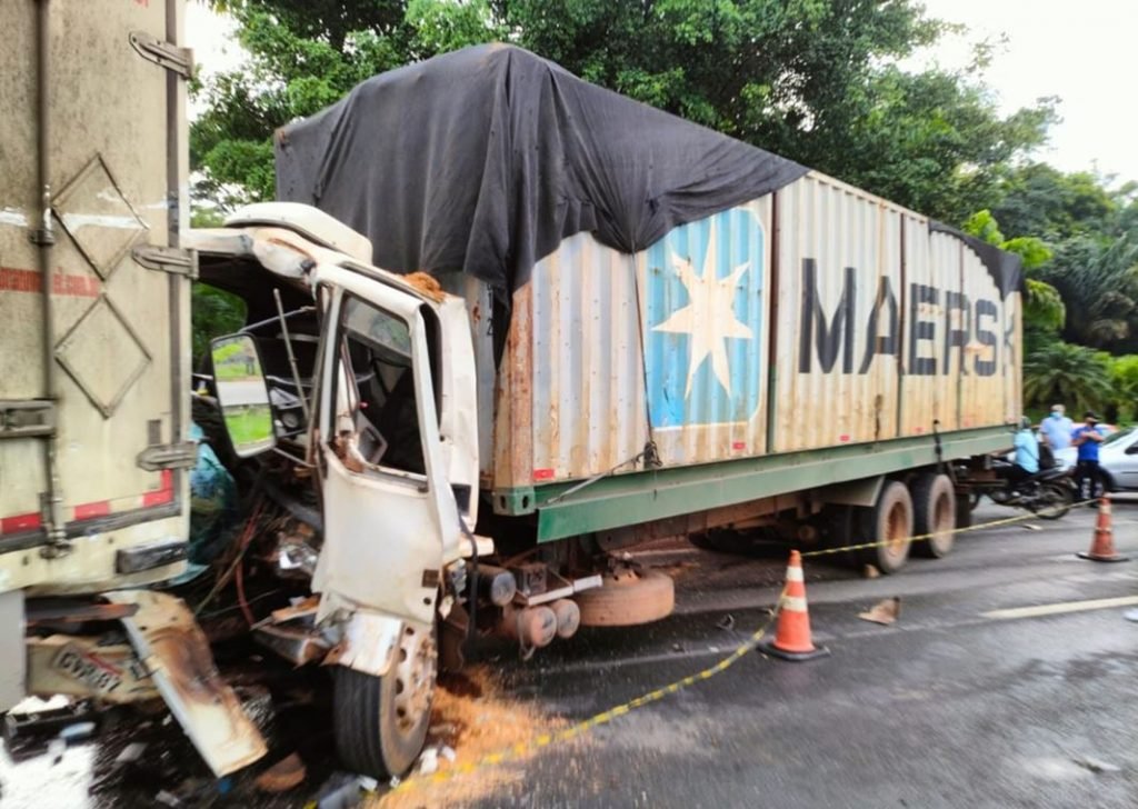 Caminhão bate em outro após perder freio em Aparecida de Goiânia, Goiás