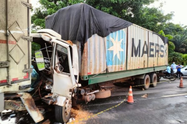 Caminhão bate em outro após perder freio em Aparecida de Goiânia, Goiás