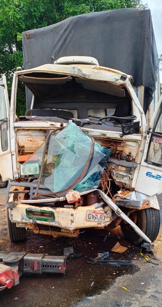 Caminhão fica destruído após perder freio na BR-153, em Aparecida de Goiânia, Goiás