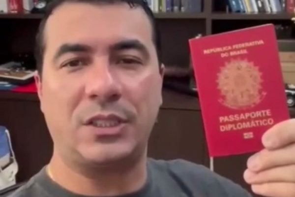 Deputado Luis Miranda, com seu passaporte diplomático, anuncia sorteio desse documento para seguidores,