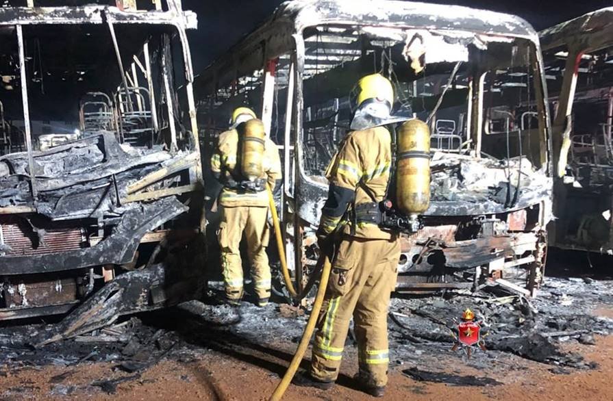 Bombeiros e ônibus destruídos por incêndio