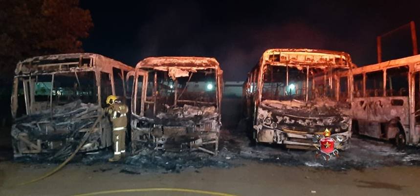 Quatro ônibus destruídos por incêndio