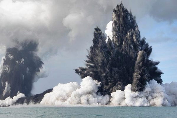 Erupção de vulcão em Tonga