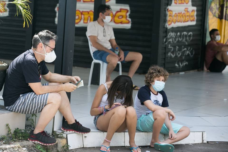 Fila de espera para testagem de Covid no Sabin do Guará