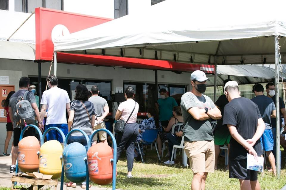 Fila de espera para testagem de Covid no Sabin do Guará
