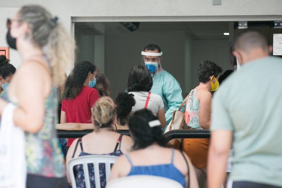 Fila de espera para testagem de Covid no Sabin do Guará