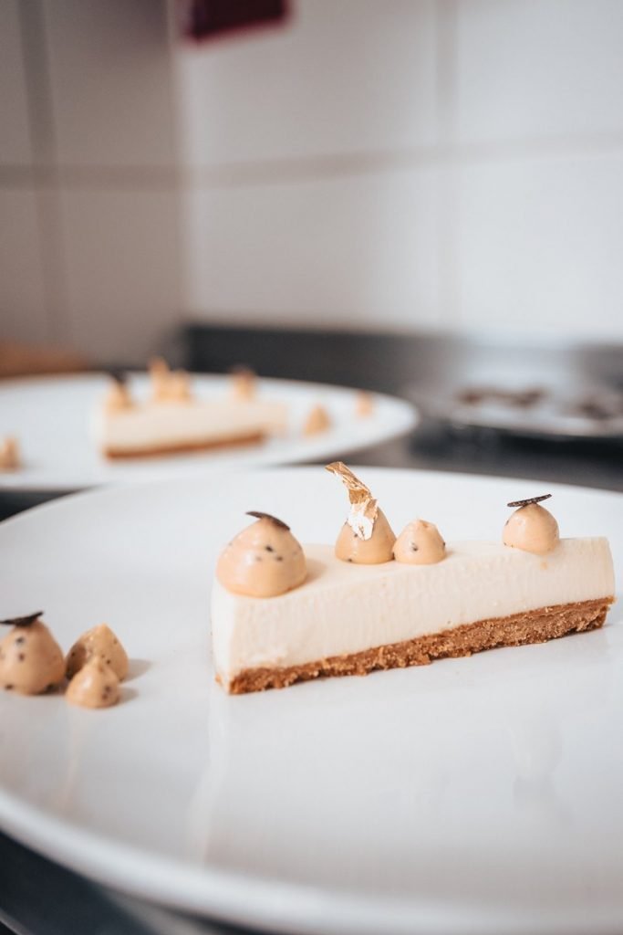 Prato branco com cheesecake
