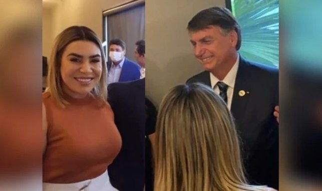 Na imagem colorida, uma mulher está posicionada no centro. Ela tem cabelos curtos e loiros, olhos castanhos e sorri para a câmera