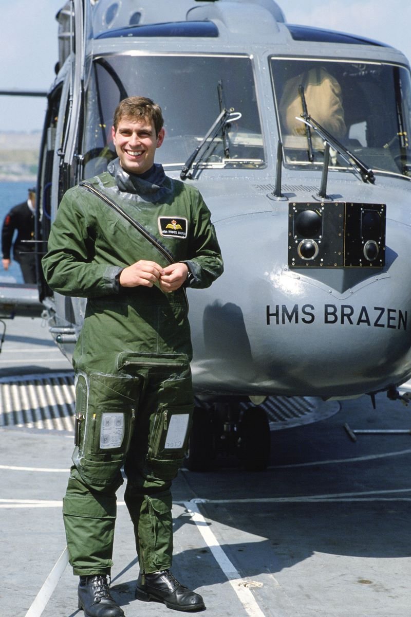 Homem com trajes militares à frente de um helicóptero
