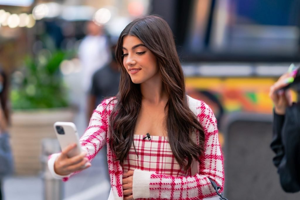 Jovem tira foto com celular