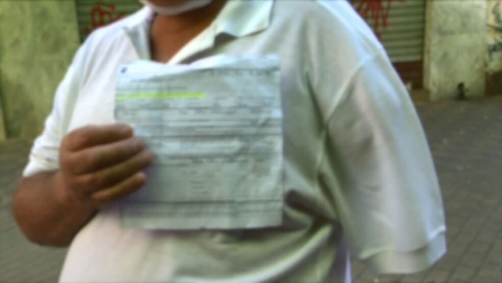 O homem, que só tem um braço, multado por dirigir com a mão para fora da janela