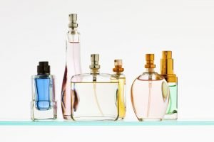Foto colorida de frascos de perfume