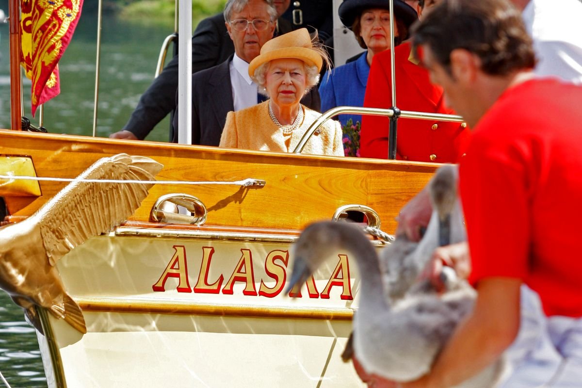 Rainha Elizabeth em barco com cisne à frente