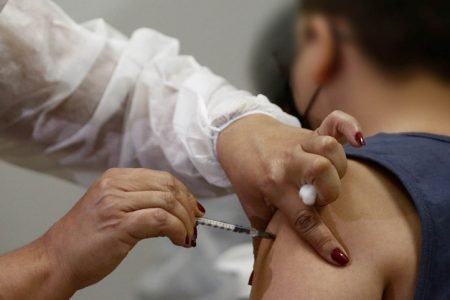 criança recebe vacina no braço