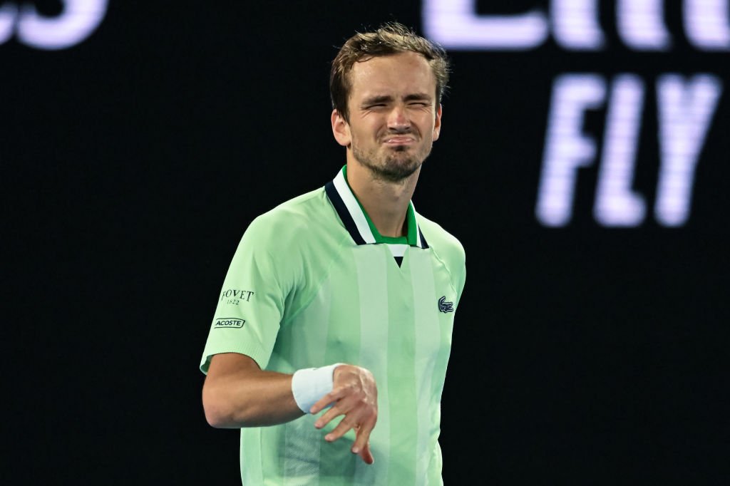 Apesar de irritado, russo segue adiante na competição após vitória por 3 sets a 1