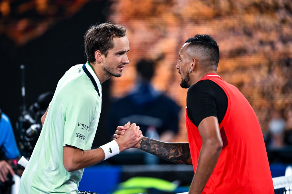 Medvedev cumprimenta Kyrgios após derrotá-lo no Australian Open