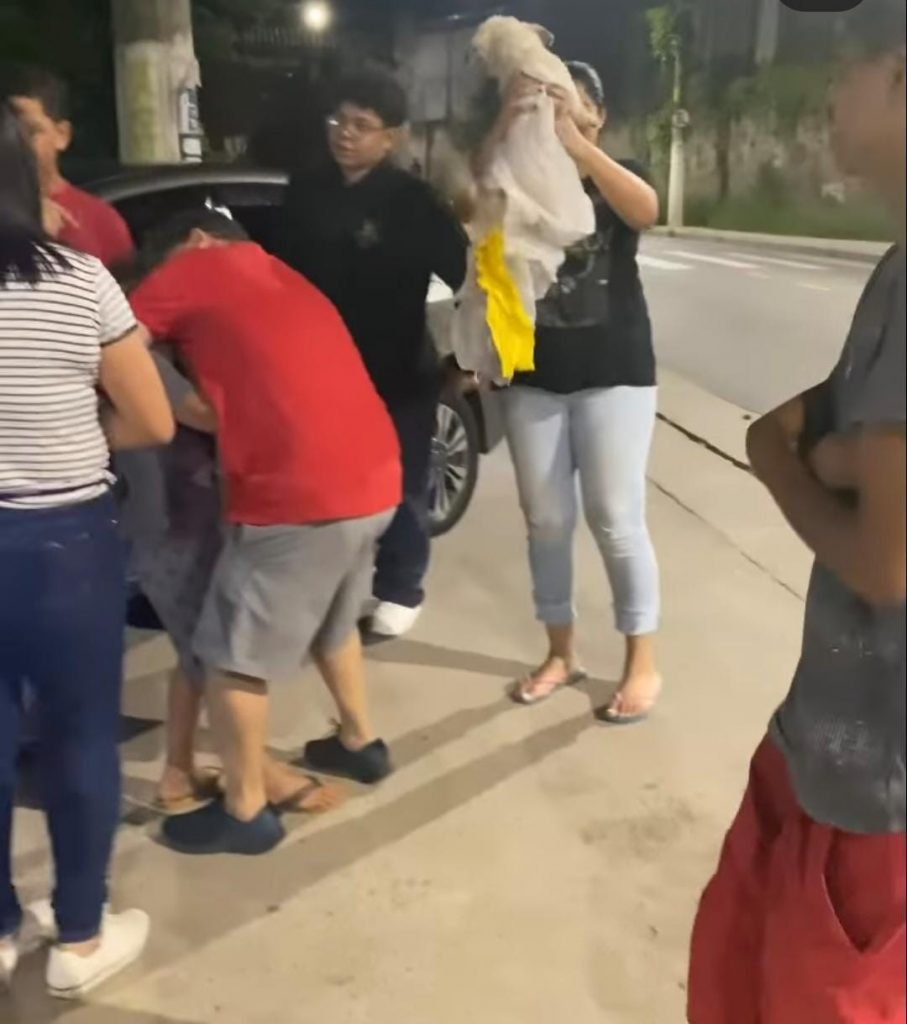 Cachorro ficou eufórico ao ver a família