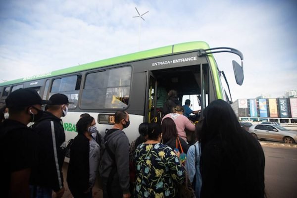 Passageiros entrando em ônibus