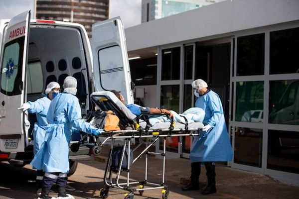 Paciente sendo internado em hospital público do DF - Metrópoles